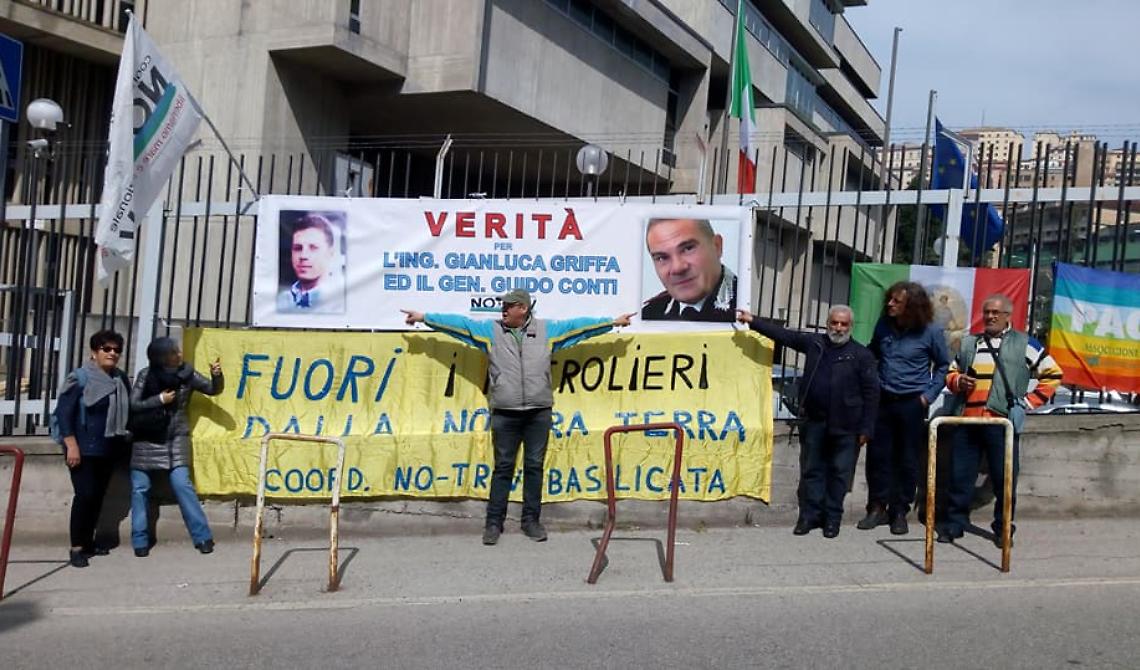 Dentro il processo sull'inquinamento Eni, fuori la manifestazione per chiedere verità sulla morte di Griffa e Conti