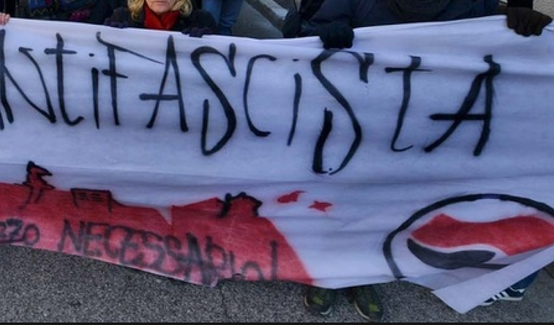 Potenza antifascista vuol dar fuoco ai Cpr. Tre donne stavano cercando di attaccare uno striscione: denunciate dai carabinieri