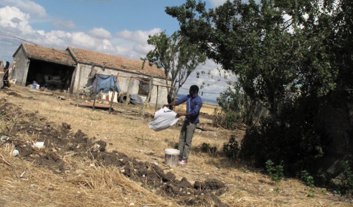 Venosa, occupavano abusivamente alcuni edifici di campagna: denunciati 13 extracomunitari