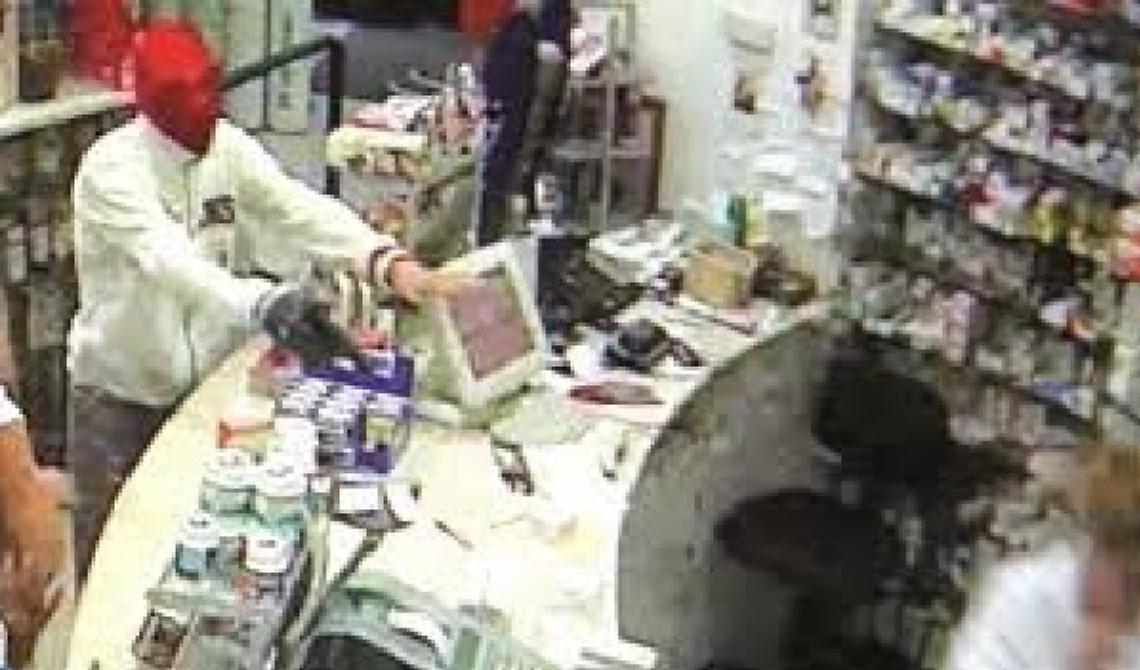 Lucera, rapinata farmacia: malvivente fugge con 300 euro
