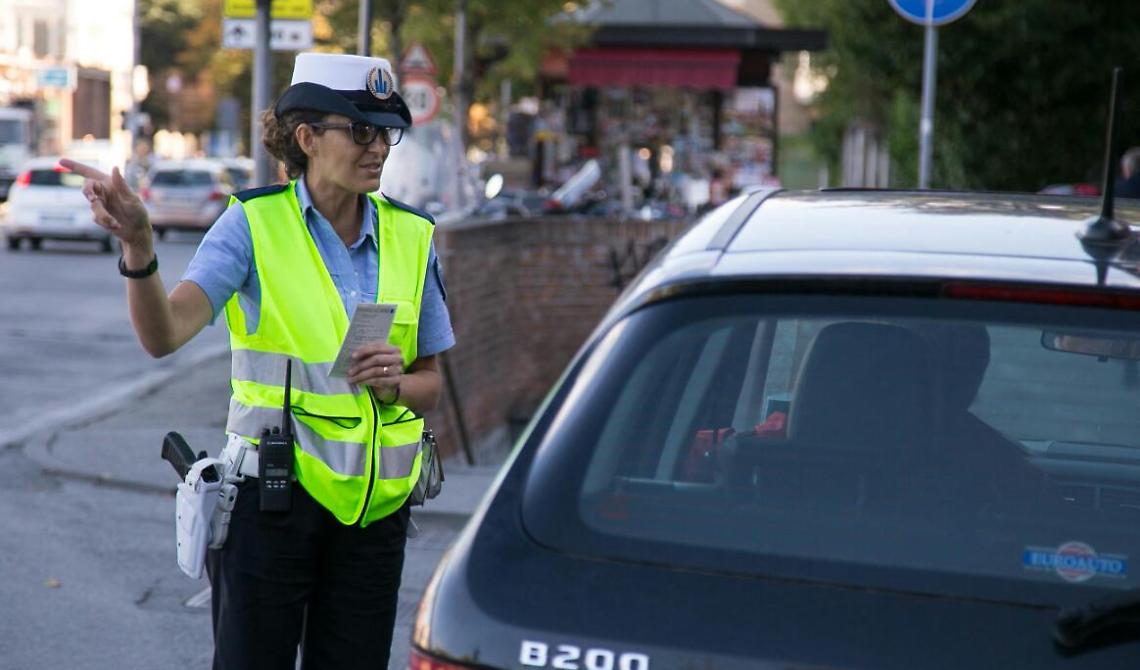 Cellulare alla guida e prostituzione, stretta della Polizia locale di Potenza