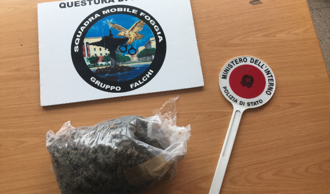 A spasso con un chilo di droga, i Falchi della Mobile non lo mollano