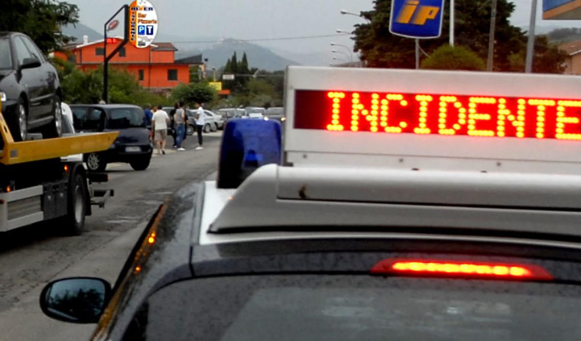 Incidente stradale: prende fuoco auto su Ss89, forse un morto