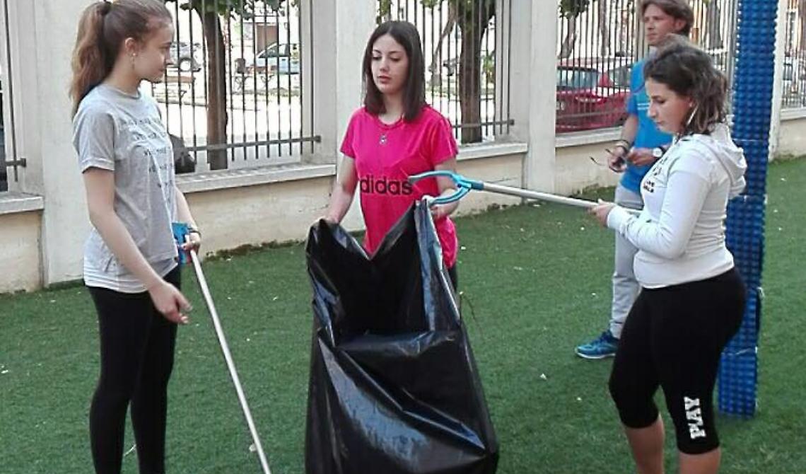 Foggia, alla "Parisi-De Sanctis" la giornata dell'ambiente a colpi di ramazza