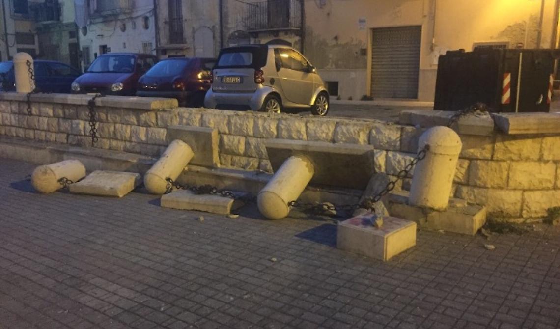 Piazza Municipio vandalizzata: individuati i 5 ragazzini responsabili