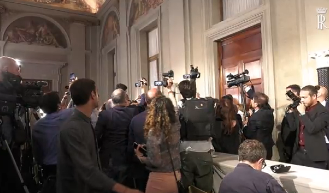Ora sta diventando una barzelletta: Cottarelli da Mattarella va via dalla porta secondaria e non ne esce col Governo