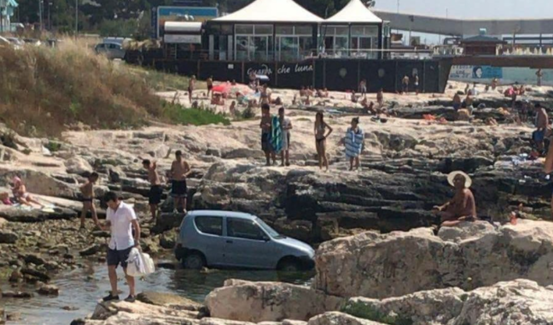 Manfredonia, auto finisce in mare: è polemica sulle barriere di protezione 