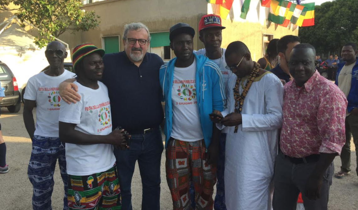 Dal ghetto ai campi senza caporali, Emiliano nell'Africa di San Severo: «Senza questi lavoratori l'agricoltura pugliese non potrebbe mai funzionare»