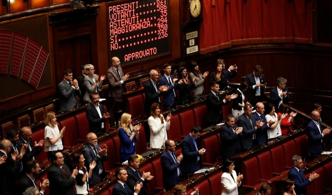 Schiacciante maggioranza alla Camera per Conte che guarda al Sud: «Io sono della Puglia»