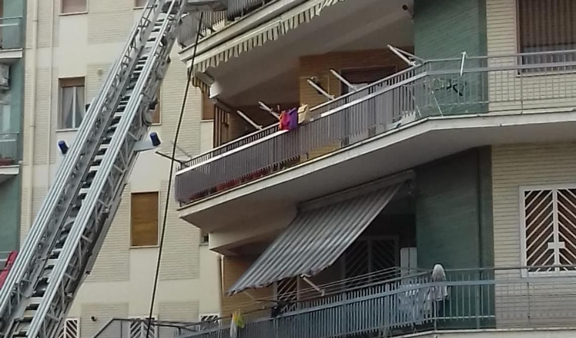 Foggia, fiamme in un appartamento in via Radesca: nessun ferito