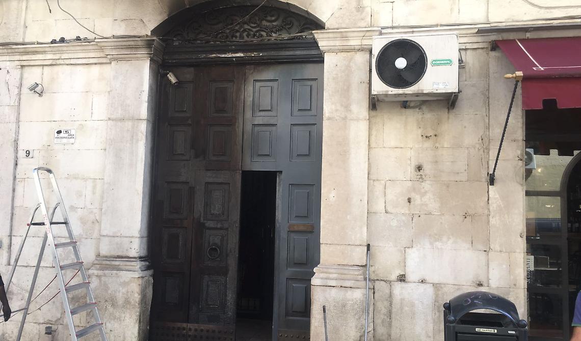 Foggia, Piazza de Sanctis: incendiato portone dell'abitazione di un noto imprenditore 