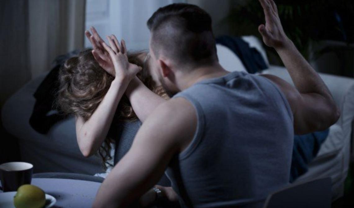 Picchia e perseguita l'ex:  per un 32enne divieto avvicinarsi alla donna 