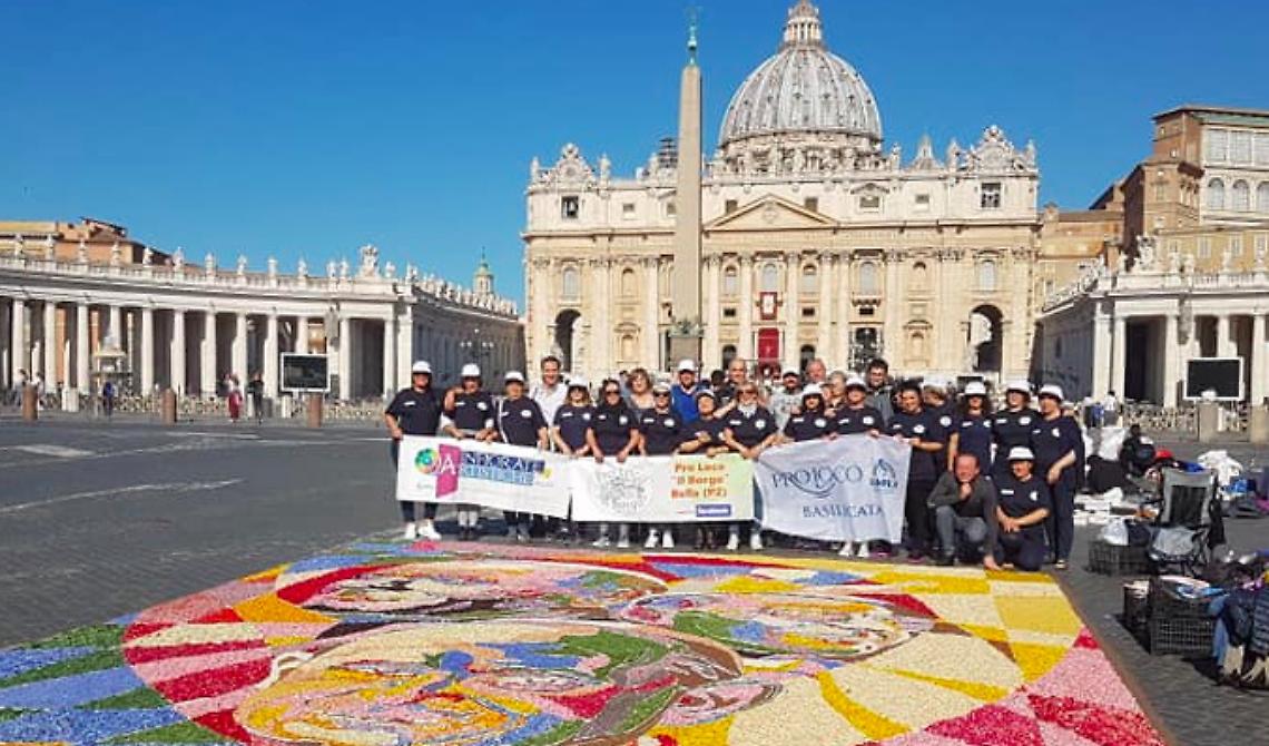 Da Bella per l'infiorata storica in Piazza San Pietro con l'Unpli e la Pro Loco