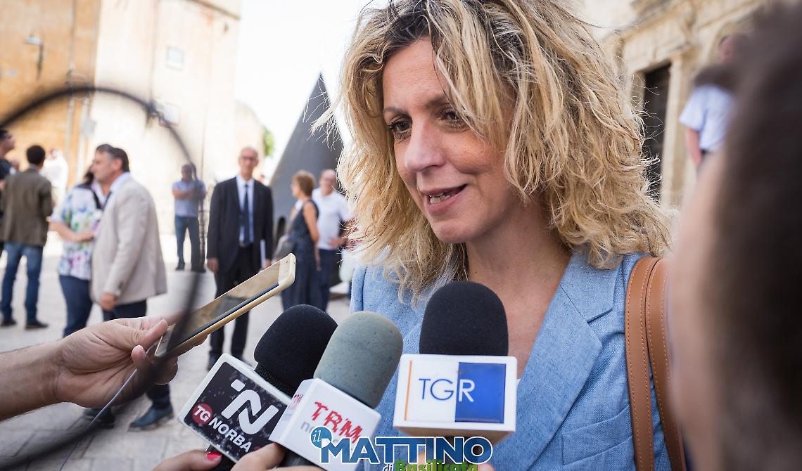Matera, l'annuncio del ministro Lezzi: «Navette da Bari al via prima di Pasqua»