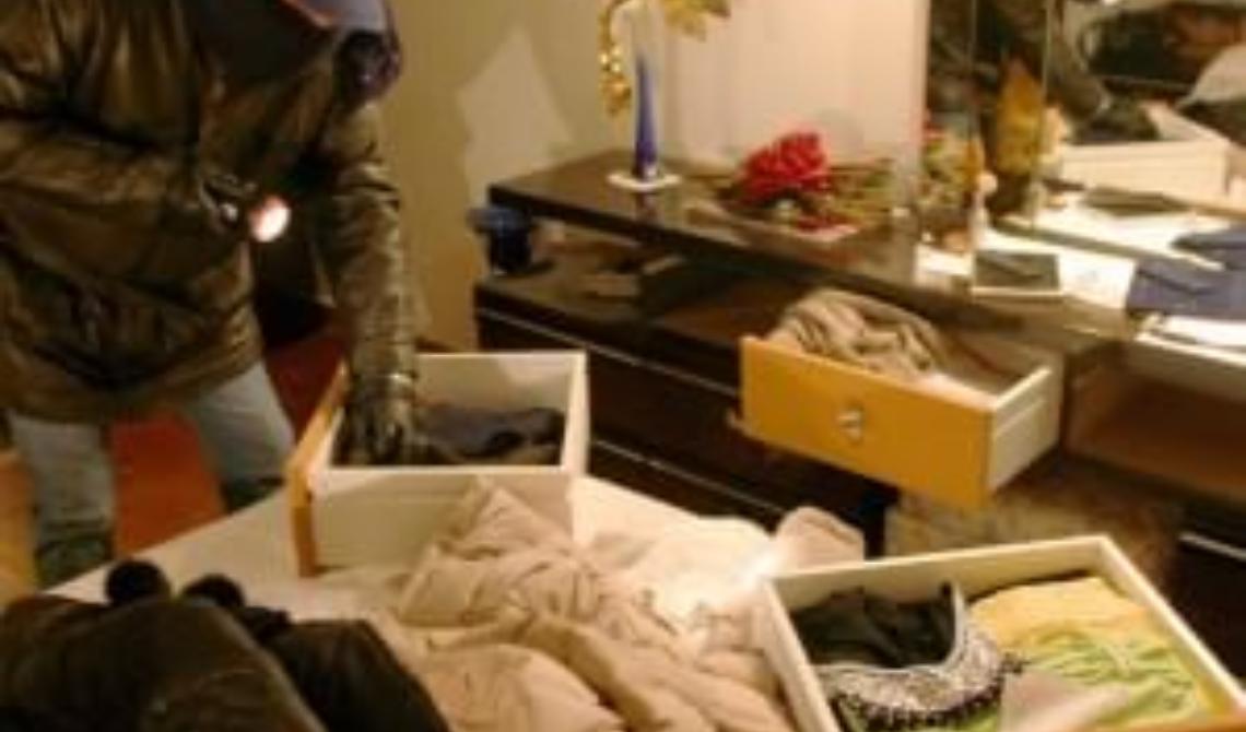 Proprietari di casa beccano topo d'appartamento con le mani nel sacco: arrestato 
