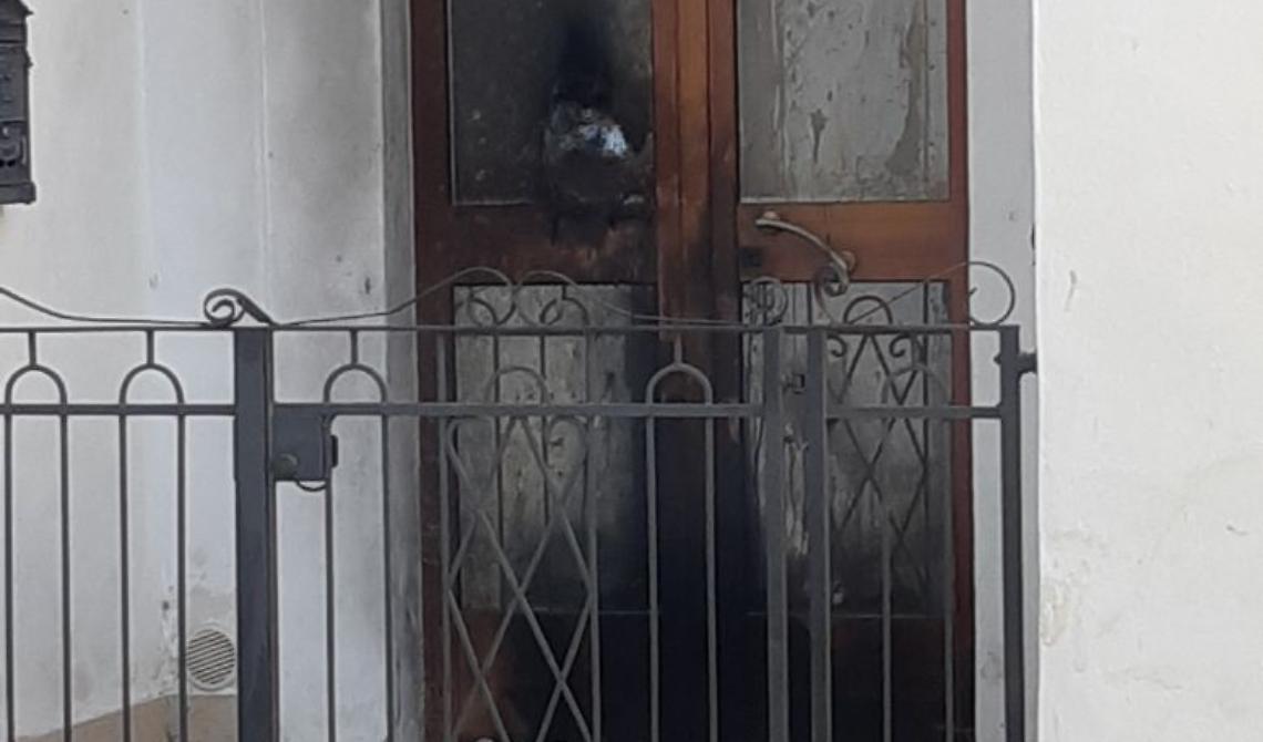 Monte Sant'Angelo, in fiamme l'abitazione del 61enne uccise un 23enne