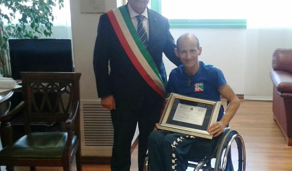 Matera, l'atleta Trevisani premiato dal sindaco De Ruggieri 