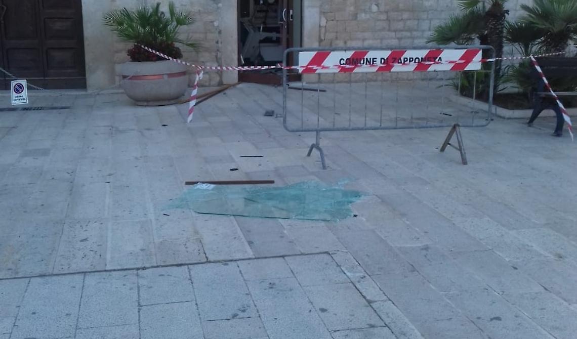 Fallisce assalto al bancomat di Zapponeta, in fuga i 4 banditi incappucciati