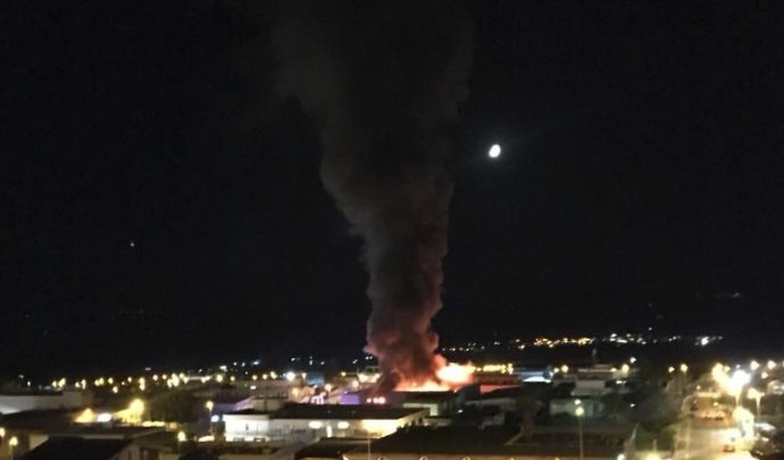 Matera, incendio in un'azienda di detergenti chimici: indagini dell'Arpab