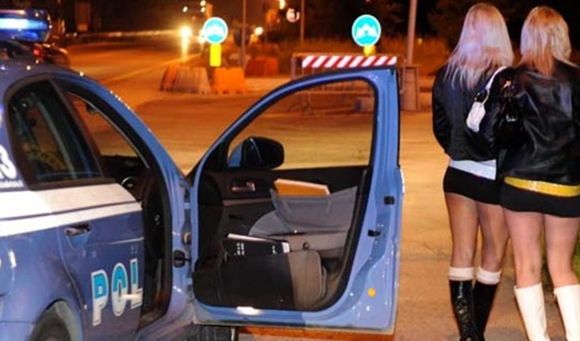 Litigano per il posto di lavoro: "Io ti taglio e ti faccio a pezzi", denunciata 33enne