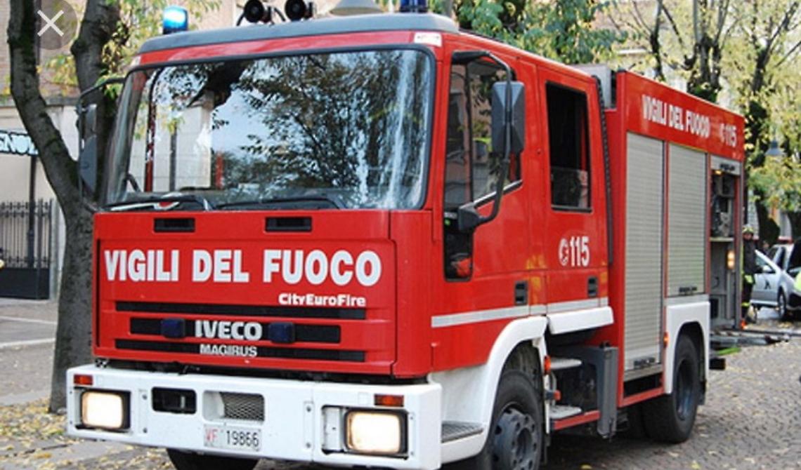 Lucera, in fiamme chiosco di panini: incendio accidentale 
