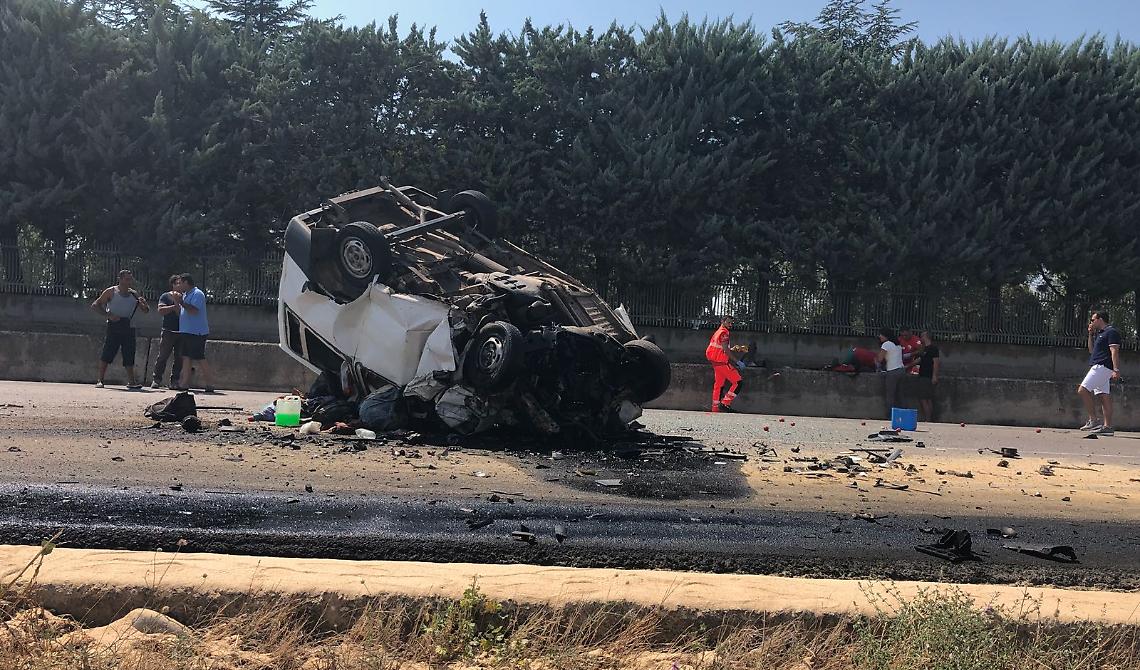 10 i morti nello scontro frontale di un furgone di extracomunitari con un camion di pomodori