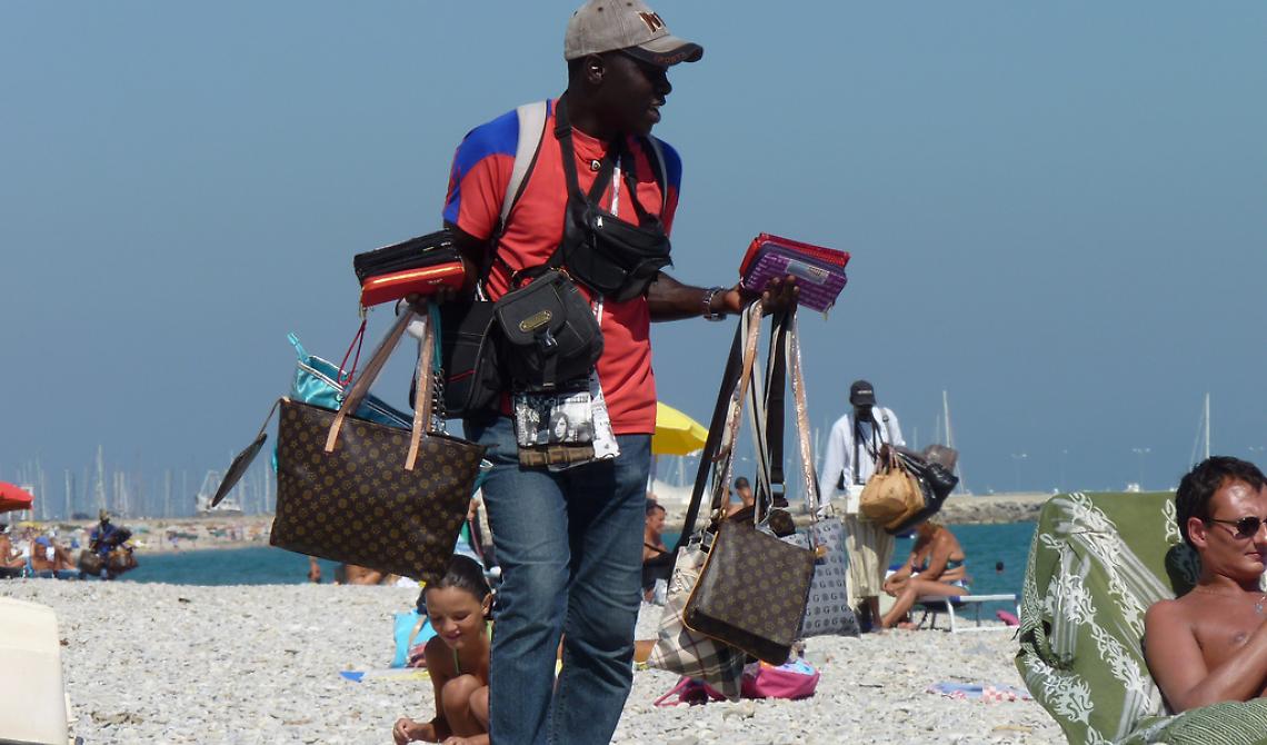 Abusivismo, FdI Policoro: «Contrastare il fenomeno degli ambulanti sulle spiagge»
