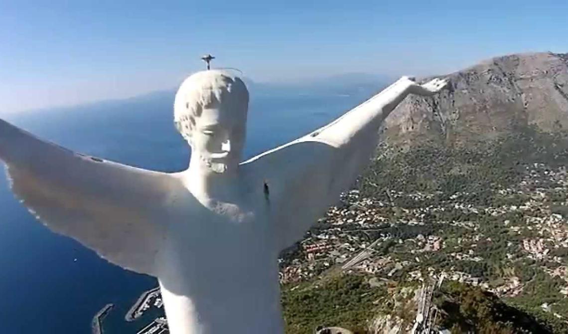 Maratea, due fidanzati imbrattano la statua del Redentore: denunciati