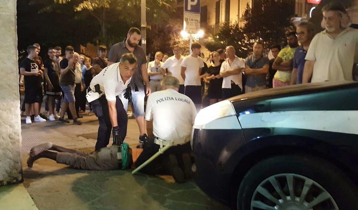Ubriaco e sanguinante, semina panico in un bar: 40enne senegalese arrestato a Foggia dalla Polizia locale