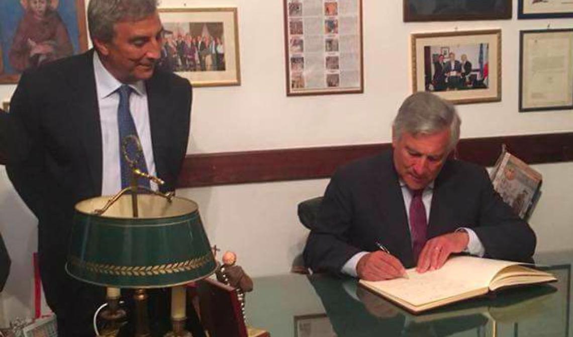 Tajani in visita a Francavilla in Sinni accolto anche dall'ex forzista passato col Pd Viceconte. La  Lega lancia la provocazione: «Non ci credevate? A volte ritornano»