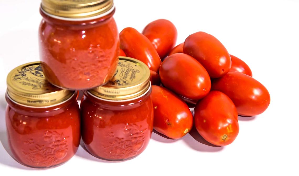Da oggi obbligo di indicare sull'etichetta l'origine del pomodoro. Coldiretti: «Finalmente un freno alle importazioni selvagge»
