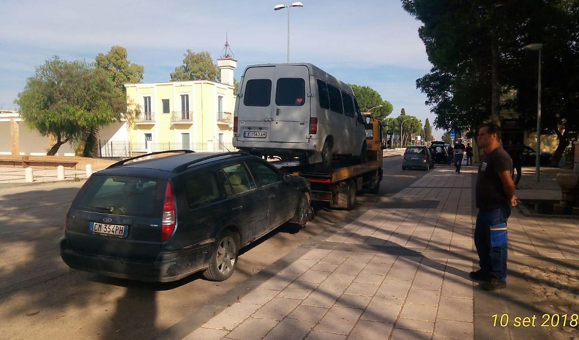 Caporali in fuga nelle campagne: speronano un'auto della Polizia ma i Vigili di Manfredonia riescono a sequestrare macchina e furgone