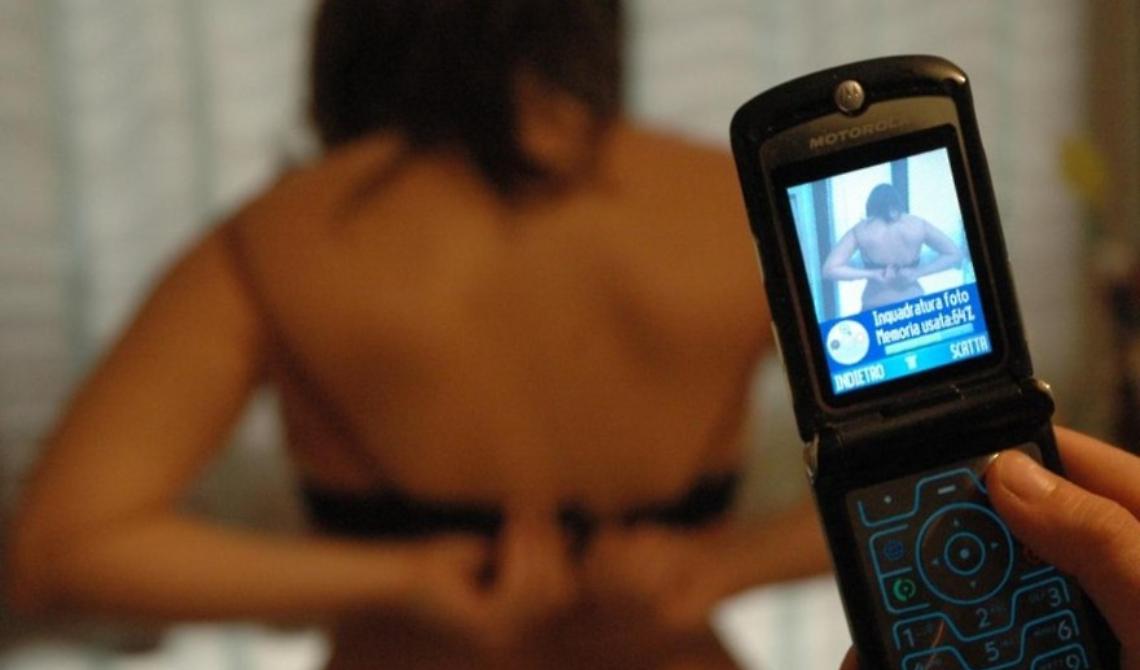 Scatti e ricatti, tenta l'estorsione per diventare il capo della coop: ai domiciliari