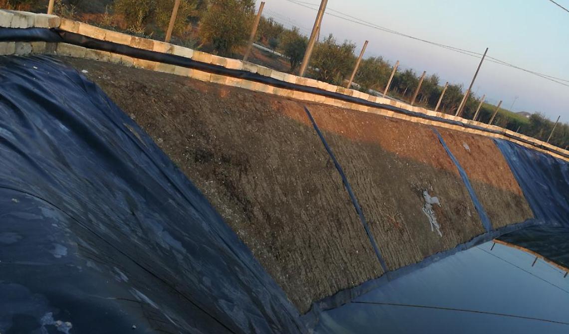 I banditi delle campagne non ci lasciano neppure i teloni per i vasconi dell'acqua