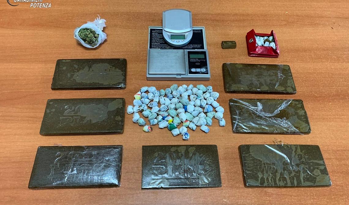 A Venosa un "fiume" di droga ma i Carabinieri lo bloccano: sequestrati 800 grammi di “hashish” e “marijuana”. 
