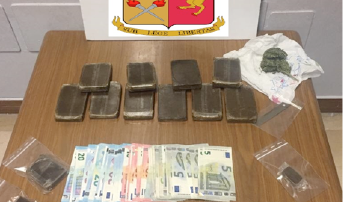 Foggia, Vico Cutino: un chilo di hashish sotto le tegole di un tetto