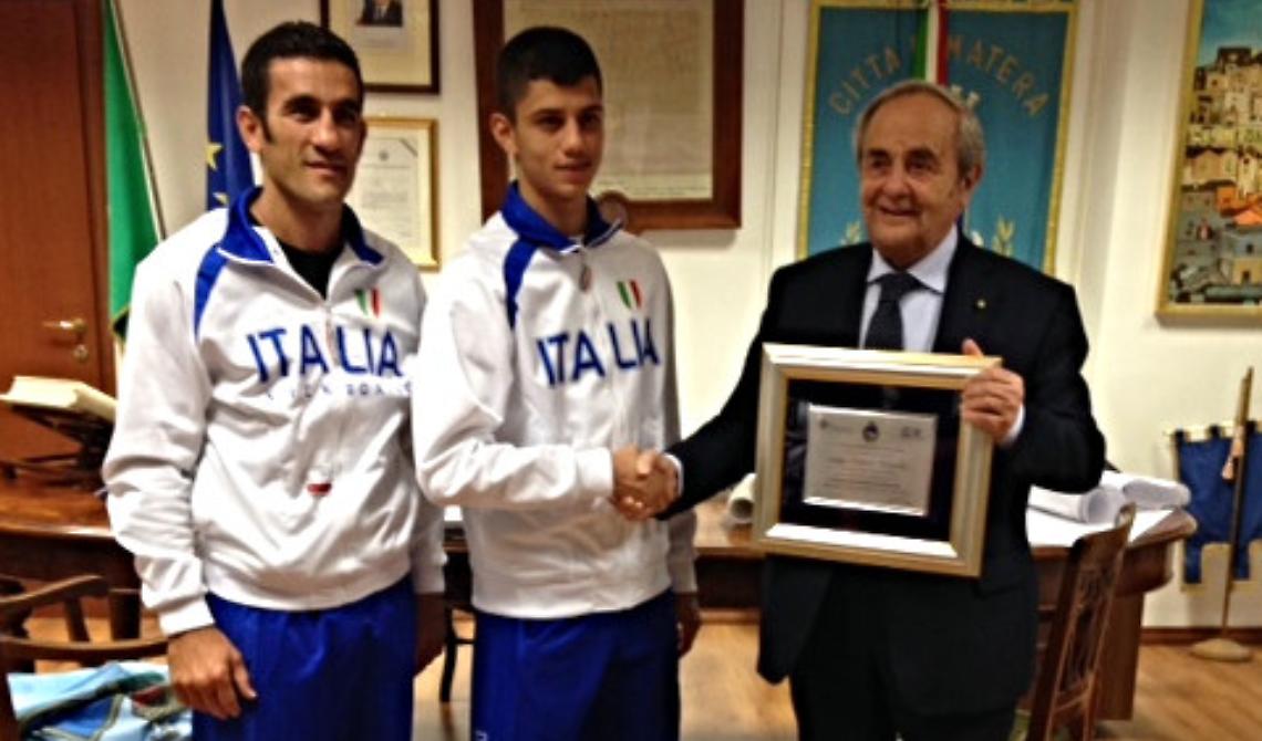 Campione del mondo di kick boxing a 17 anni, il sindaco premia il materano Antonio Gravela