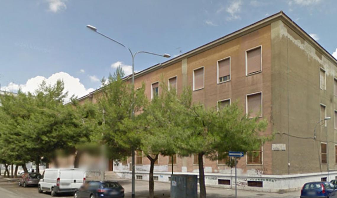 Foggia, sconta la pena rimuovendo le scritte vandaliche sulla facciata di una scuola