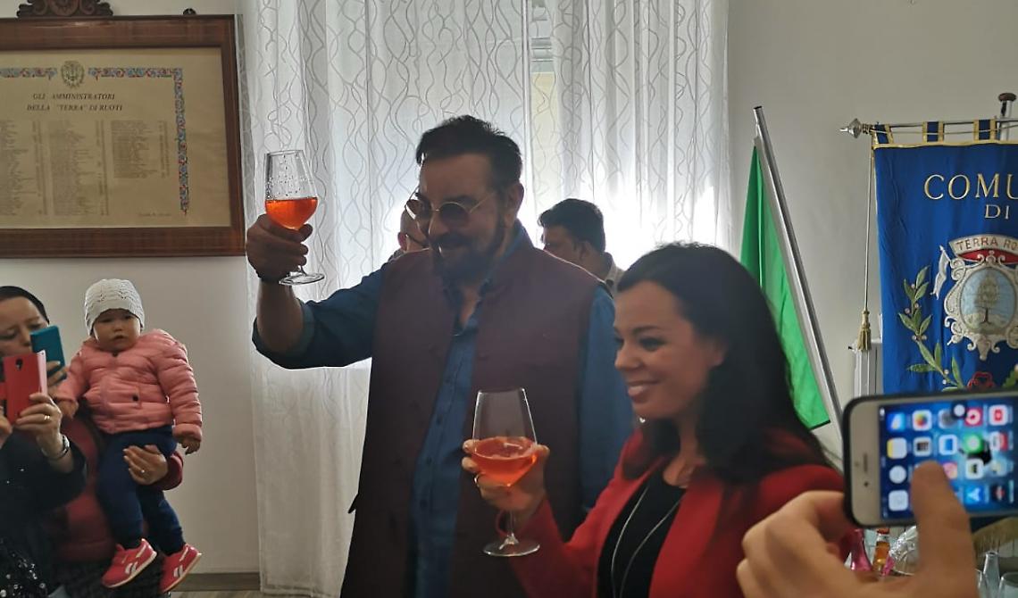 Bagno di folla per Kabir Bedi a Ruoti