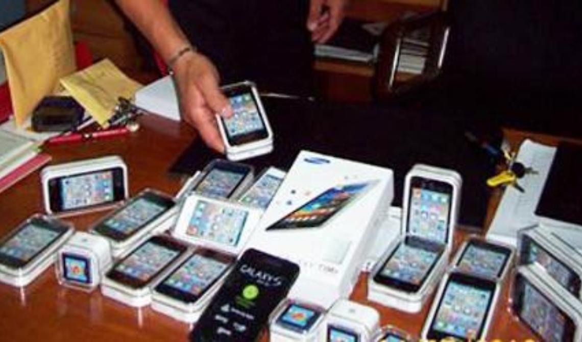 Foggia, approfittano dei lavori alla rete fognaria per svaligiare negozio di telefonini 