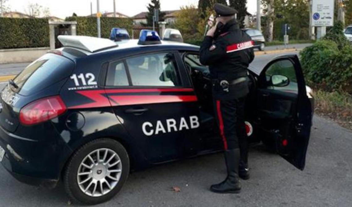 Barile, minaccia con una pistola il suo avvocato e fugge