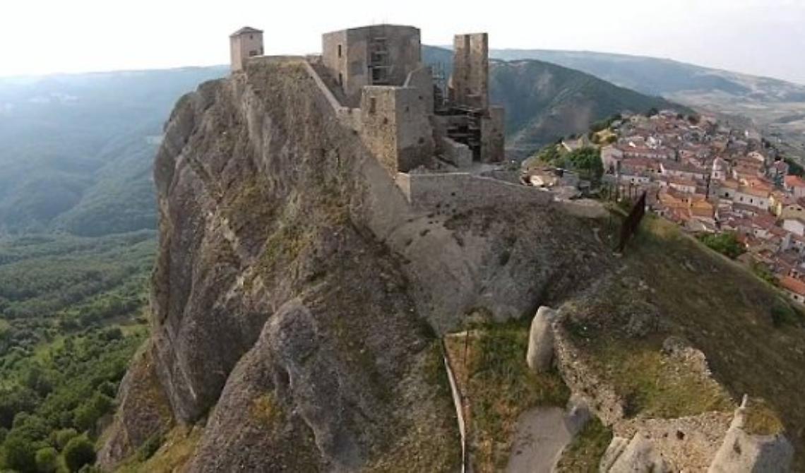 Brindisi Montagna, al via la rassegna "Un Castello di libri"