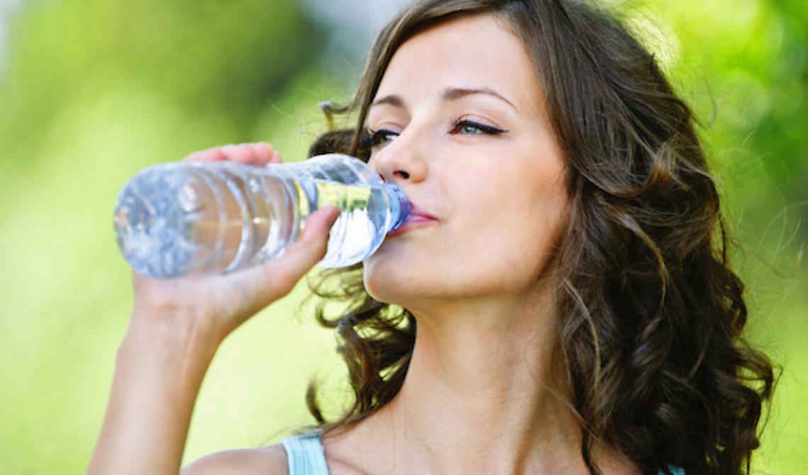 Ragazze, una bella bottiglia d'acqua al giorno leva la cistite di torno