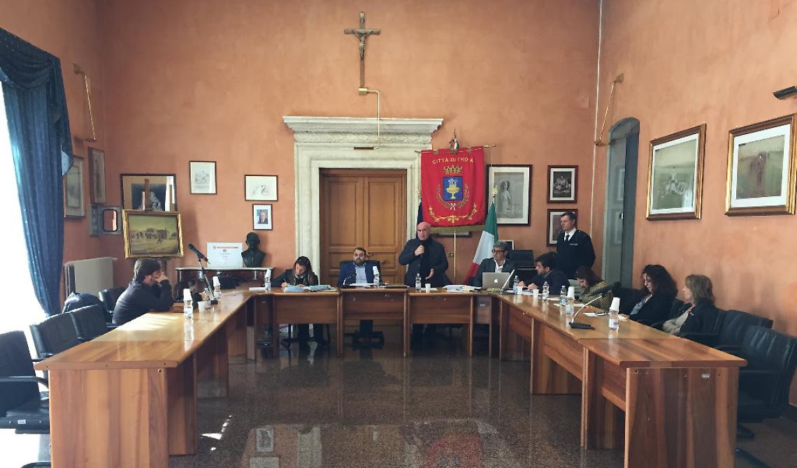Troia "aggira" Salvini: cittadinanza onoraria a 53 bambini stranieri nati in Italia