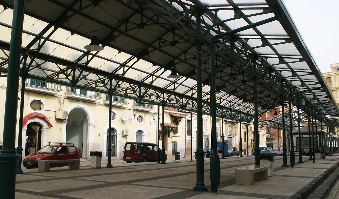 Evade dai domiciliari uno degli spacciatori di 'Piazza Mercato': arrestato 