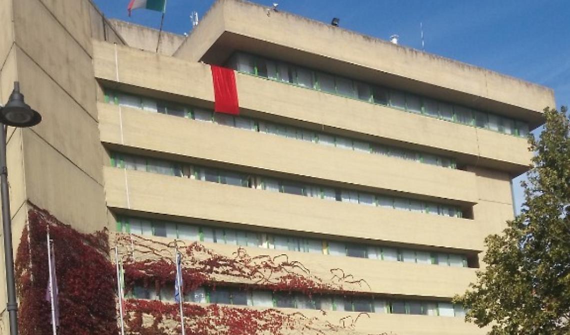 Matera, un drappo rosso per la Giornata mondiale contro la violenza sulle donne