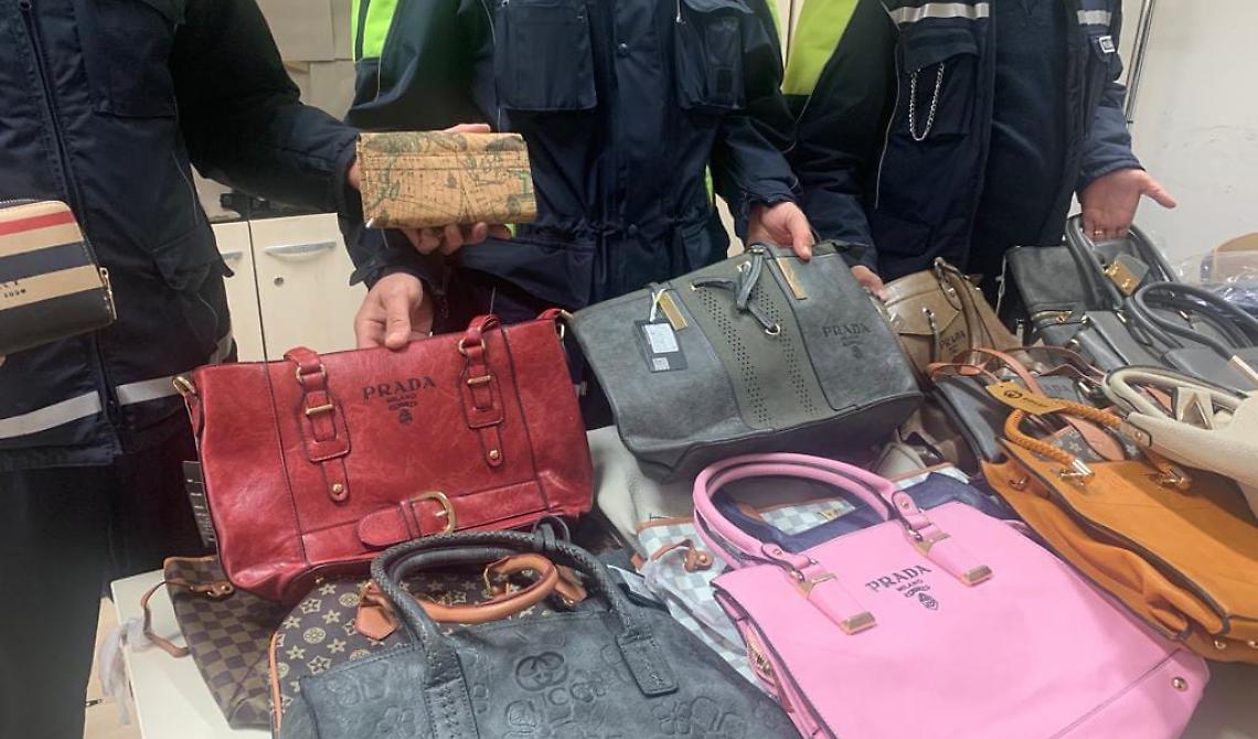 Alla Fiera di Santa Caterina anche la Polizia Municipale di Foggia fa "acquisti": di merce contraffatta
