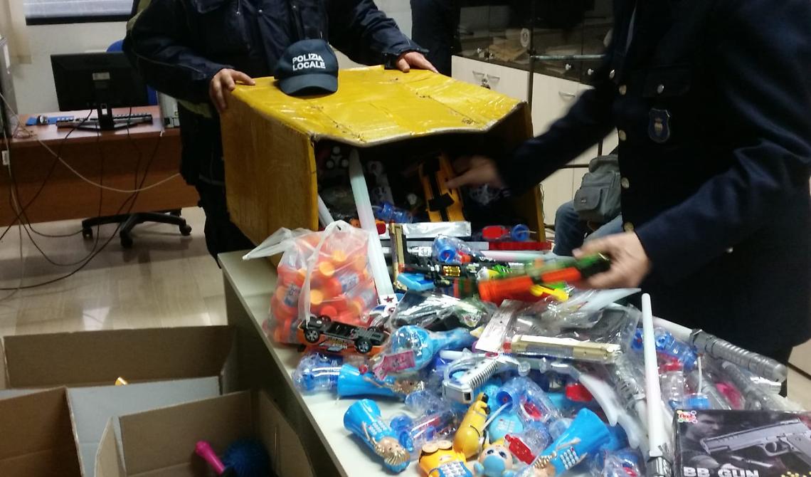 Alla Fiera di Santa Caterina "Babbo Natale" è illegale: la Polizia Municipale gli sequestra 569 giocattoli 