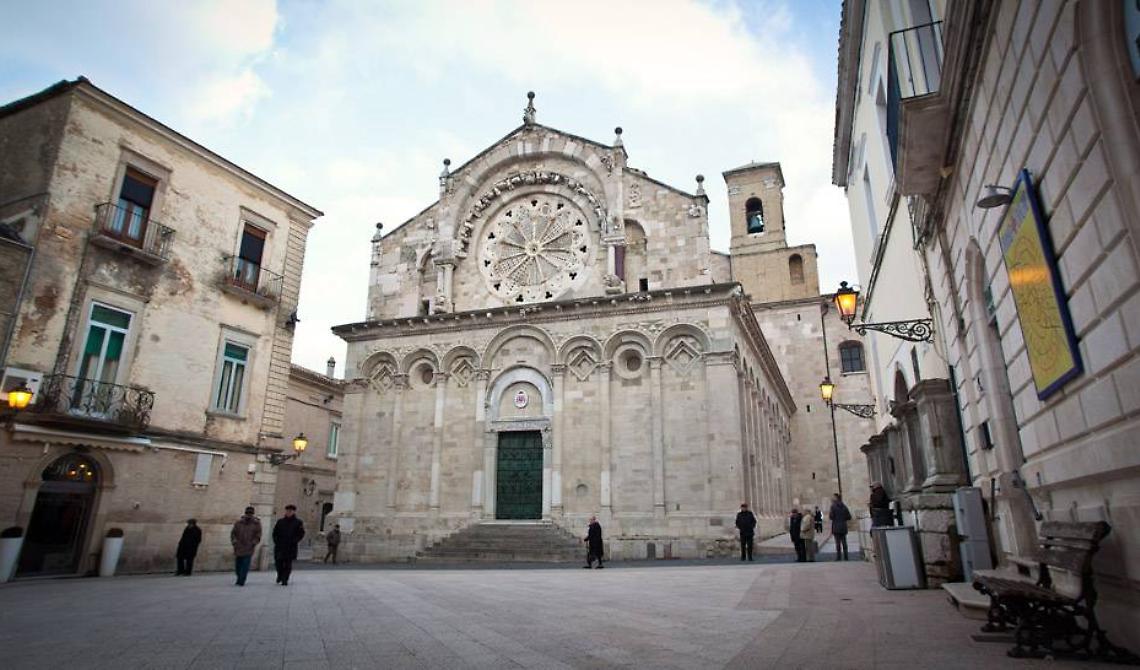 Sul Natale di Troia c'è anche una scarpetta rossa per dire no alla violenza contro le donne