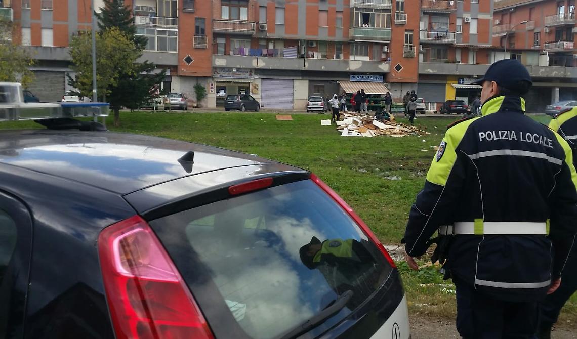 Pietre, petardi e bottiglie Molotov contro la Polizia locale di Foggia: un'Immacolata da guerriglia